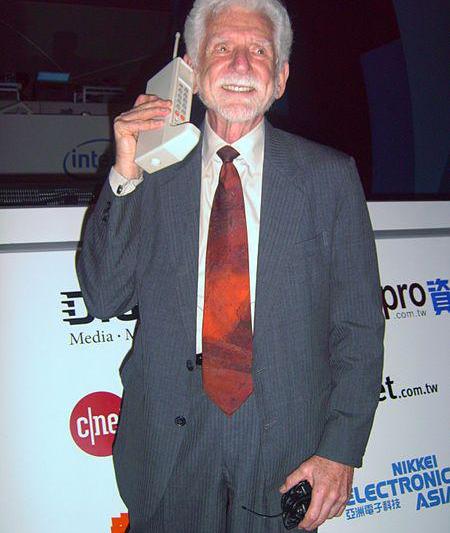 Martin Cooper si Motorola DynaTAC, Foto: Wikipedia