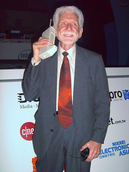 Martin Cooper si Motorola DynaTAC, Foto: Wikipedia