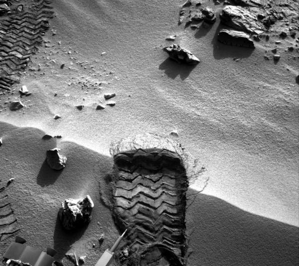 Urme de roti lasate de robotul Curiosity pe solul martian, Foto: NASA/JPL-Caltech