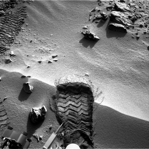Urme de roti lasate de robotul Curiosity pe solul martian, Foto: NASA/JPL-Caltech