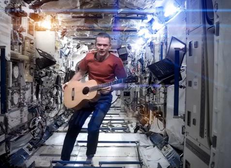 Chris Hadfield canta pe Statia Spatiala Internationala, Foto: Captura YouTube