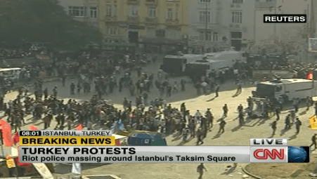 Politia pregatindu-se sa intre in Piata Taksim, Foto: Captura CNN