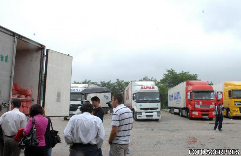 Control la tiruri cu fructe si legume (foto arhiva), Foto: Agerpres