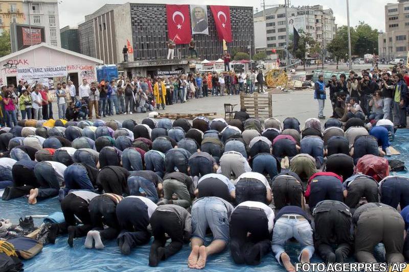 Oamenii se roaga vineri in piata Taksim, Foto: Agerpres/AP