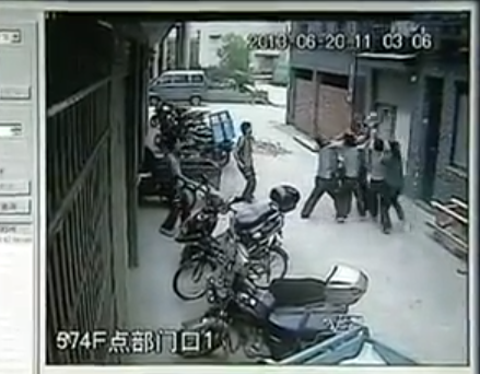 O fetita care a cazut de la et.5, salvata de trecatori, Foto: Captura BBC