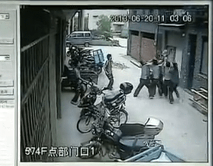 O fetita care a cazut de la et.5, salvata de trecatori, Foto: Captura BBC