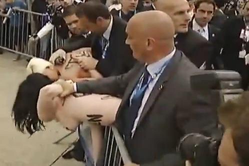 Militante femen, la Paris, Foto: Captura YouTube