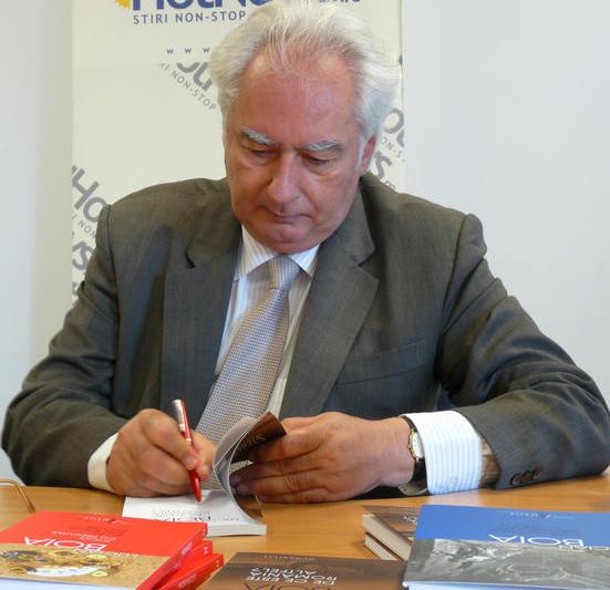 Lucian Boia dand autografe pentru cititorii HotNews.ro, Foto: Hotnews