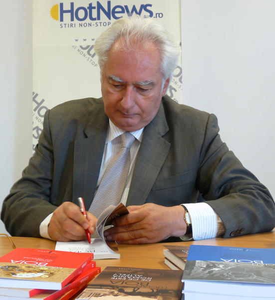 Lucian Boia dand autografe pentru cititorii HotNews.ro, Foto: Hotnews