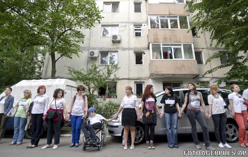 Protest la la Centrul de Reabilitare Neuropsihica "Ghe. Serban" din Capitala, Foto: Agerpres/AP
