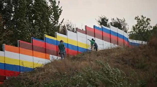 Zidul segregarii din Ostrovani, primul construit,vopsit in cadrul proiectului "Zidurile sportului 2012", Foto: Captura YouTube