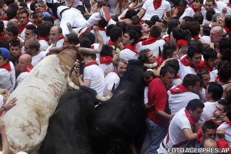Busculada la o cursa cu tauri de la Pamplona, Foto: Agerpres/AP