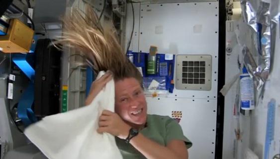 Karen Nyberg se spala pe par in spatiu, Foto: Captura YouTube