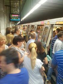 Aglomeratie la metrou miercuri dimineata