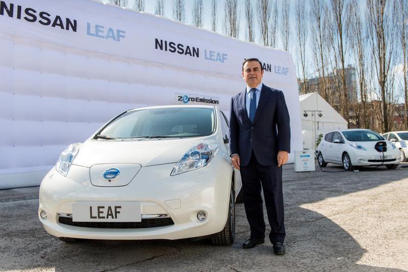 Carlos Ghosn langa un Nissan Leaf, Foto: Nissan