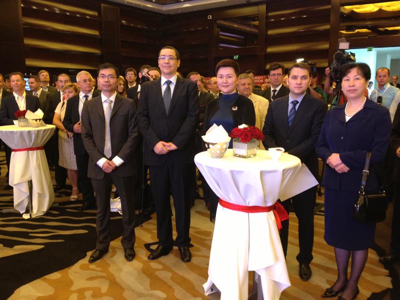 Premierul Ponta alaturi de oficialii Huawei Romania, Foto: Hotnews