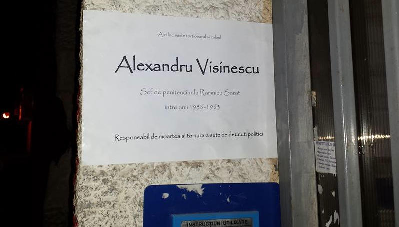 Mesaj pe blocul lui Alexandru Visinescu, Foto: Hotnews