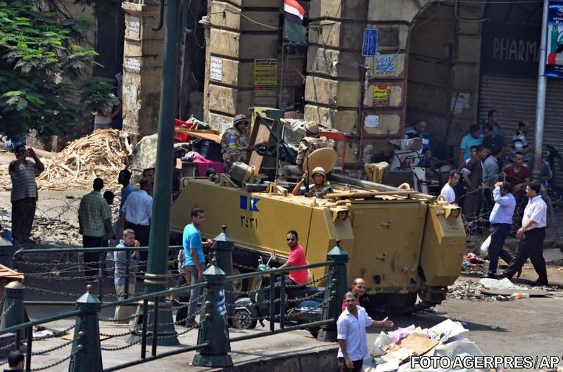 Armata in fata moscheii Al-Fateh din Cairo, Foto: Agerpres/AP