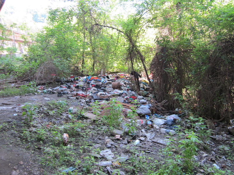 Gunoaie strânse sub pod., Foto: USER UPLOADED