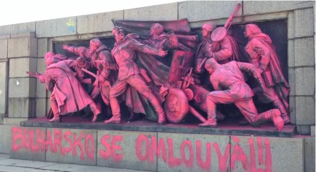 Monumentul vopsit in roz, Foto: Captura Youtube.com