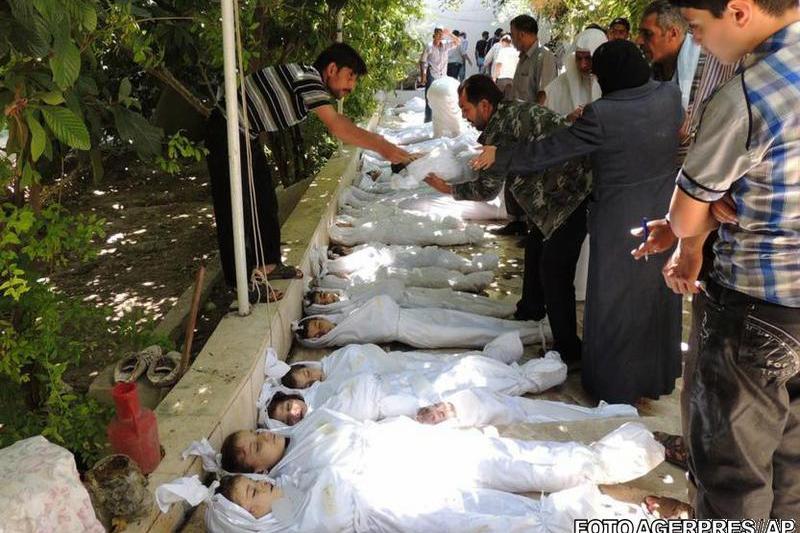 Localnici incearca sa identifice victimele, dupa presupusul atac cu arme chimice, in Siria, Foto: Agerpres/AP