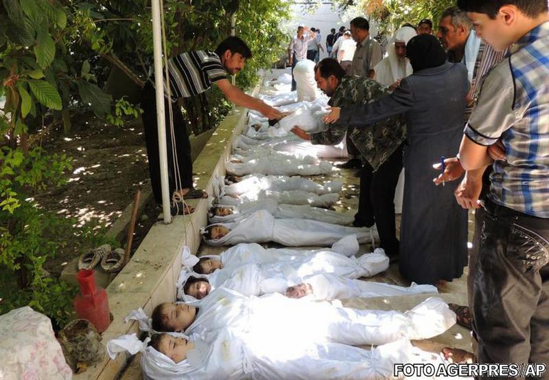 Localnici incearca sa identifice victimele, dupa presupusul atac cu arme chimice, in Siria, Foto: Agerpres/AP