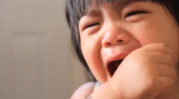 Copil plangacios, Foto: Captura YouTube