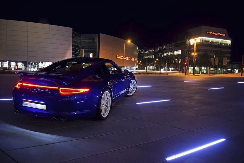 Porsche 911 Carrera 4S aniversar 5 milioane fani Facebook, Foto: Porsche