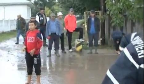 Localnicii din Zorleni si pompierii, Foto: Captura Youtube.com