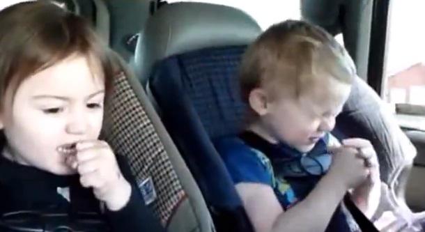 Copilul asculta rock, Foto: Captura YouTube