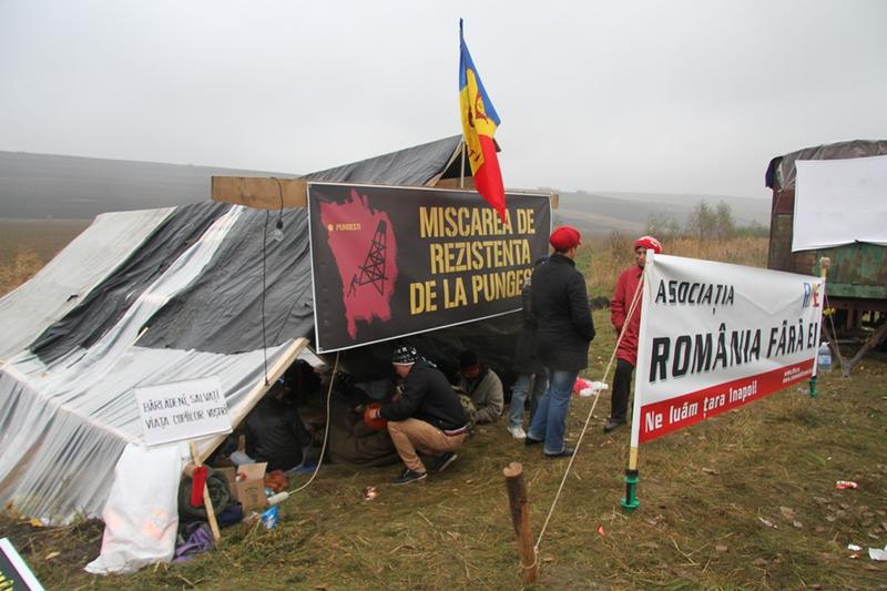 Cortul in care dorm satenii peste noapte, Foto: Hotnews