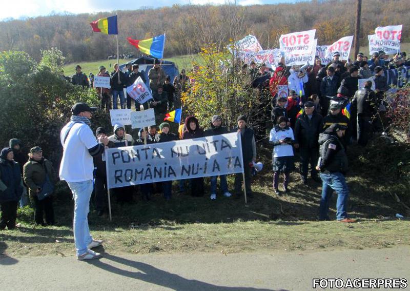 Sute de persoane protesteaza la Pungesti, Foto: Agerpres