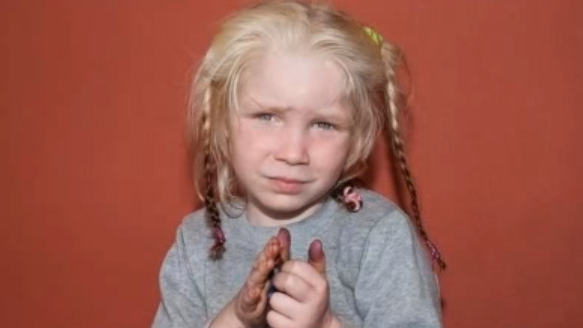 Fetita blonda gasita in tabara de romi, Foto: Captura YouTube