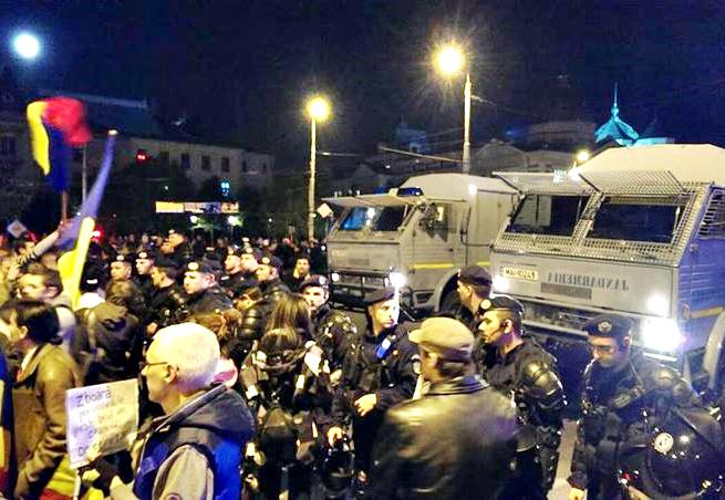 Jandarmii i-au incercuit pe protestatarii de la Universitate, Foto: Hotnews