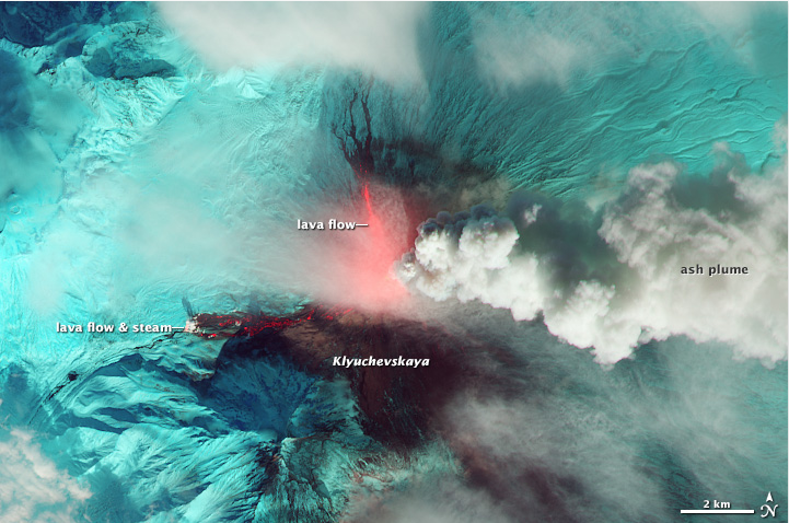 Eruptia vulcanului Kliuchevskoi, in spectru infrarosu, Foto: NASA / Landsat 8 - OLI