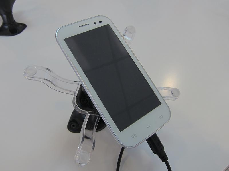 Smartphone-ul Evolio costa 799 lei, Foto: Hotnews