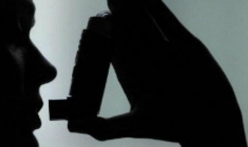 Respiratia suieratoare, una dintre simptomele astmului, Foto: MedLive.ro