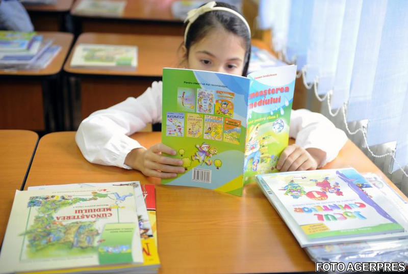 Elevii ar fi trebuit sa gaseasca manualele pe banci, Foto: Agerpres