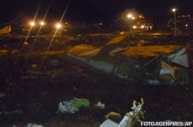 Ramasitele avionului prabusit pe aeroportul din Kazan, Foto: Agerpres/AP