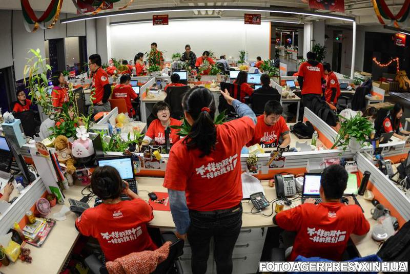 Angajati ai Tmail gestioneaza comenzile, Foto: Agerpres/Xinhua