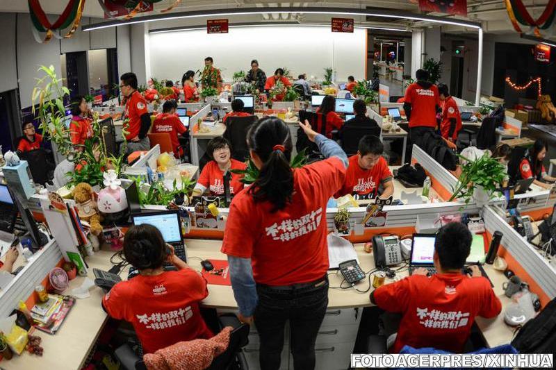 Angajati ai Tmail gestioneaza comenzile, Foto: Agerpres/Xinhua