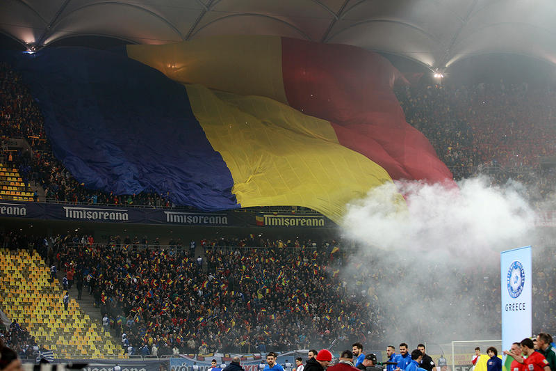 Un steag tricolor urias a fost desfasurat peste una dintre peluzele Arenei Nationale inaintea meciului Romania - Grecia, Foto: HotNews / Dan Popescu