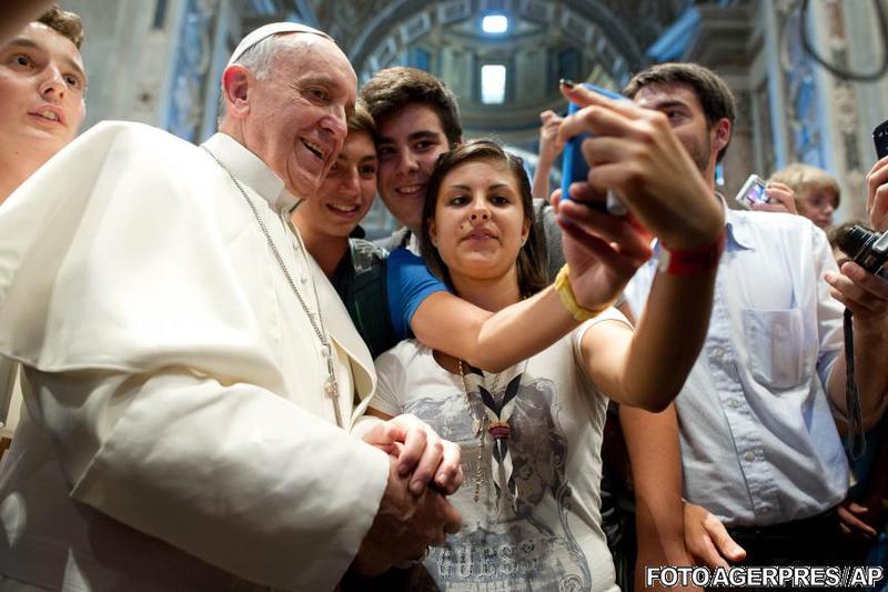 Papa apare intr-un selfie alaturi de un grup de tineri in catedrala Sf. Petru, Foto: Agerpres/AP