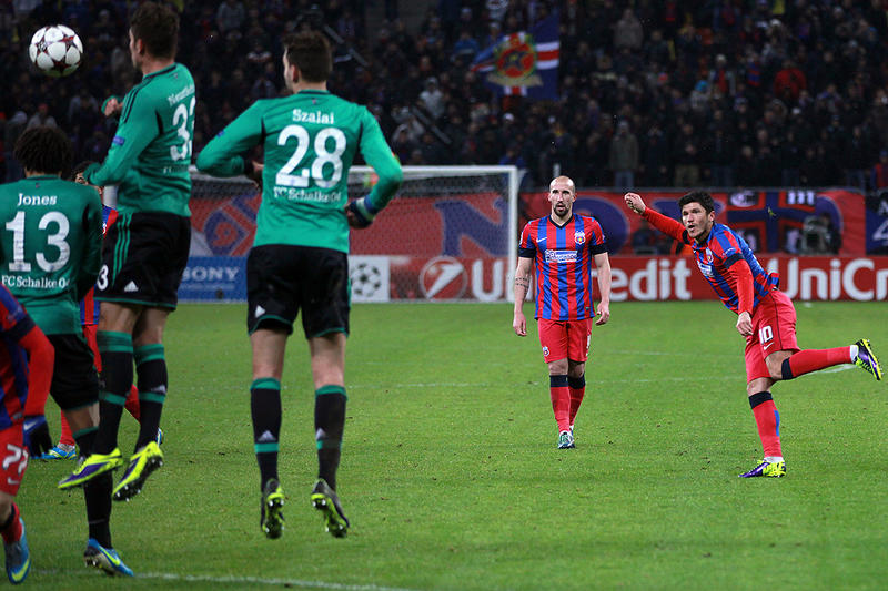 Cristian Tanase executa o lovitura libera in minutul 76, in meciul cu Schalke 04, scor final 0-0., Foto: HotNews / DP