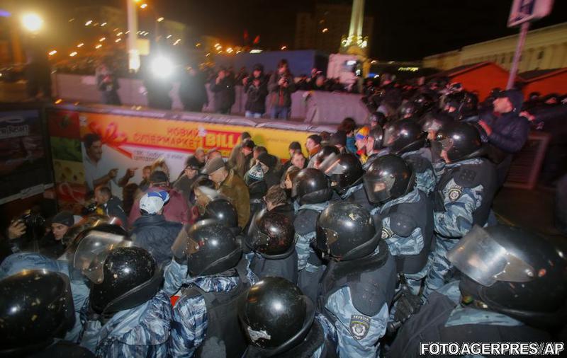 Jandarmii forteaza protestatarii intr-un pasaj subteran, Foto: Agerpres/AP