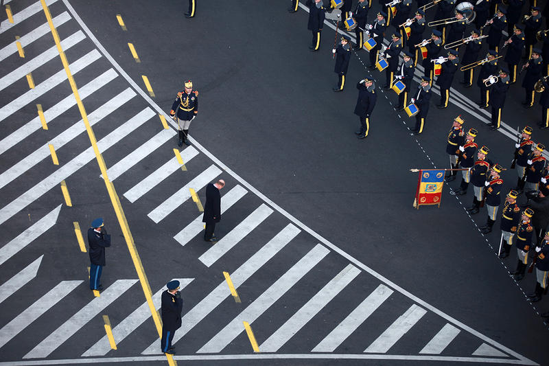 Presedintele Traian Basescu saluta Drapelul de Lupta, Foto: HotNews / Dan Popescu