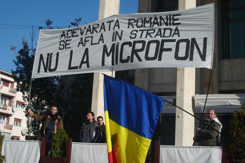 Bannerul afisat la manifestarile de la Bacau, Foto: Hotnews