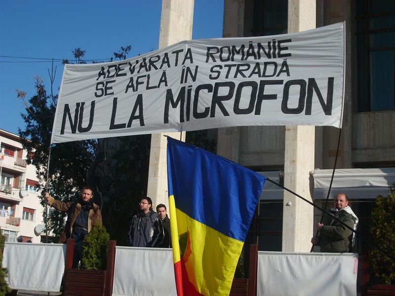 Bannerul afisat la manifestarile de la Bacau, Foto: Hotnews