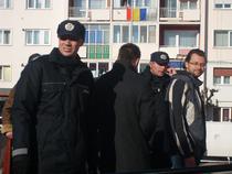 Tinerii cu bannerul, dusi la sectie