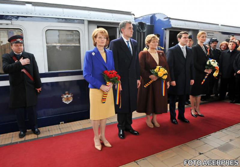 Familia regala coboara din trenul regal ajuns la Bucuresti, Foto: Agerpres